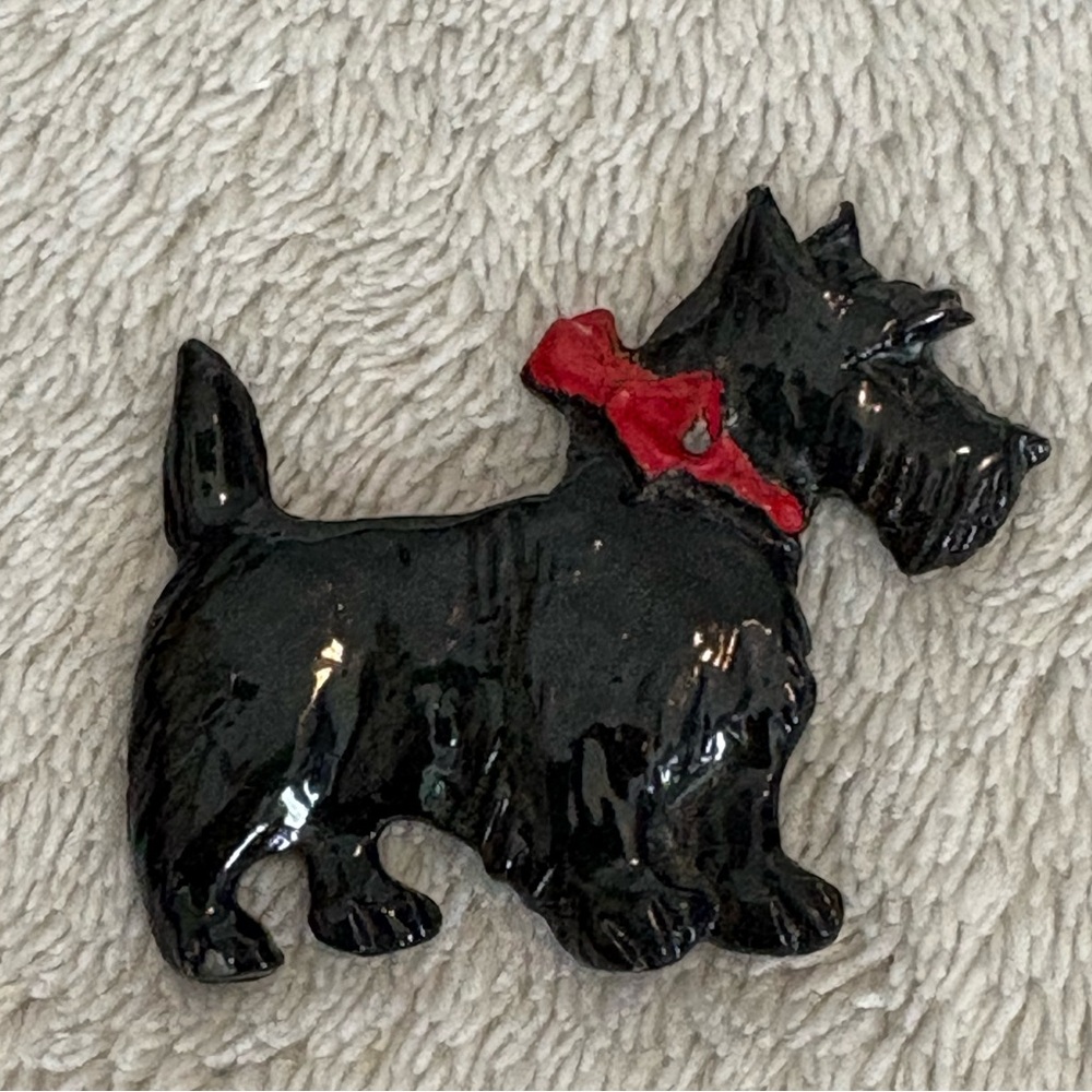 VTG mini Brooch Black glossy painted metal Scottish Terrier Dog with red bow